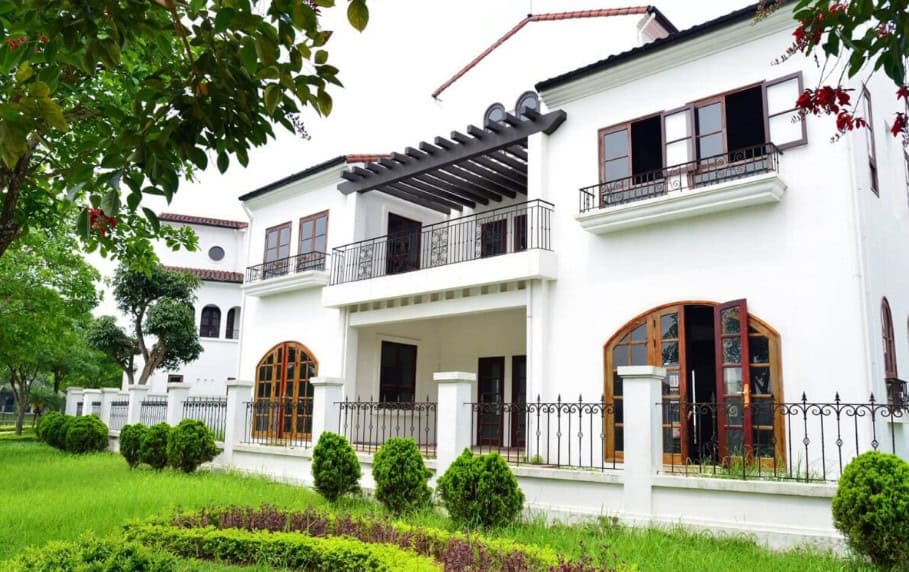 Biệt thự hiện đại tại dự án Vista Văn La, Hà Nội, không gian xanh mát, kiến trúc sang trọng.